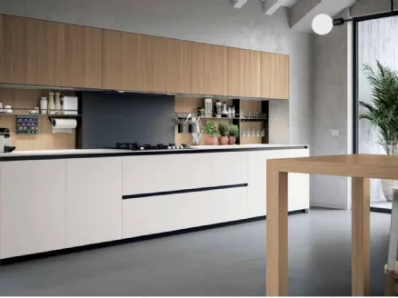 Cucina Design lineare MK1 04 in laccato bianco opaco e Rovere naturale con top in Corian di Nova Cucina
